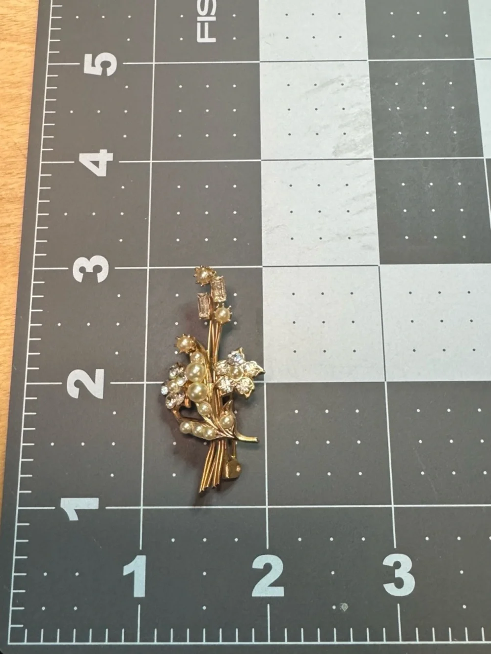 VTG delicate gold tone floral brooch w/faux pearls & clear rhinestone accents